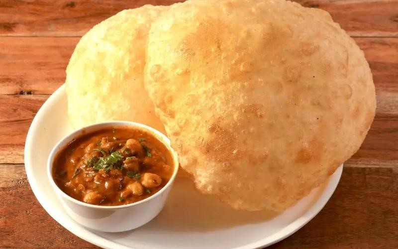 Chole-Bhature-at-Chowk