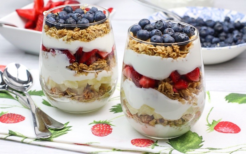 Fruit-and-Yogurt-Breakfast-Parfait-1