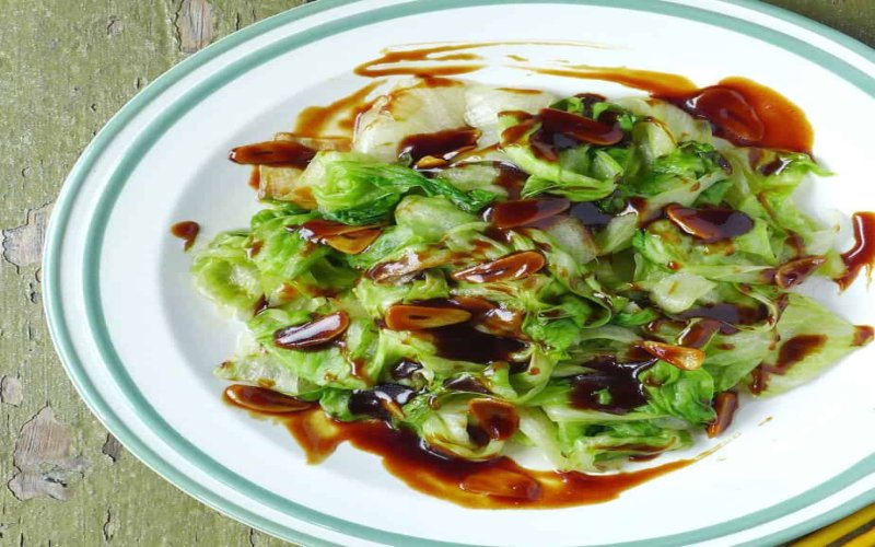 chinesestyle-cooked-lettuce-with-oyster-sauce-and-garlic