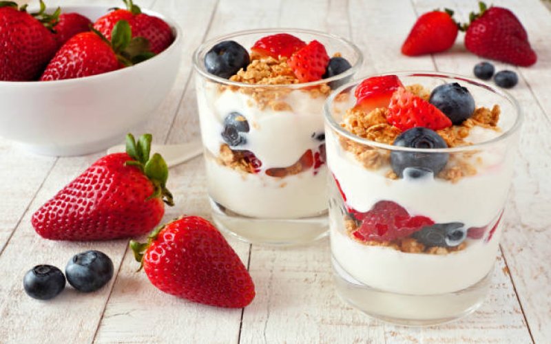 greek-yogurt-strawberry-parfait