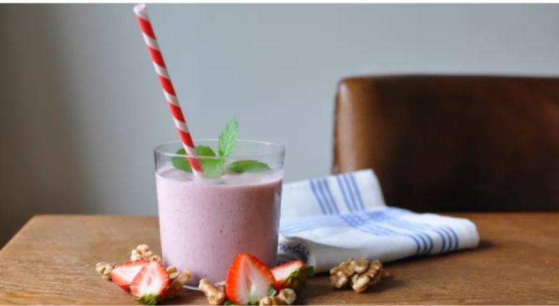 strawberry-walnut-shake