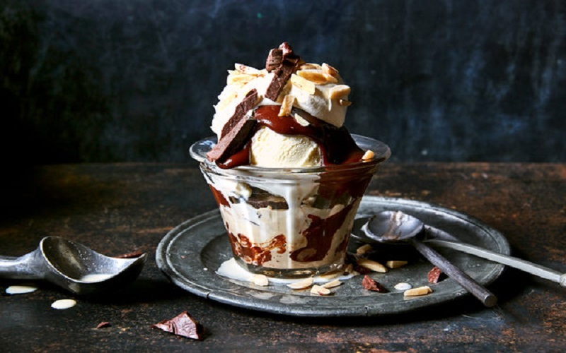 sundae-from-cream--fudge