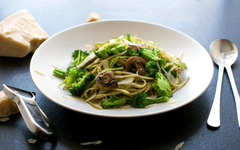 green-tagliatelle-with-mushrooms-and-broccoli