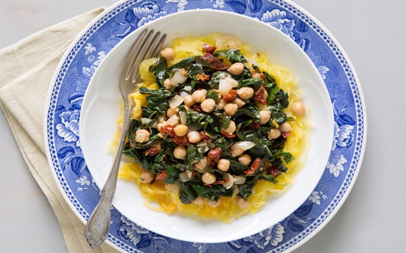 spaghetti-squash-with-chickpeas-and-kale