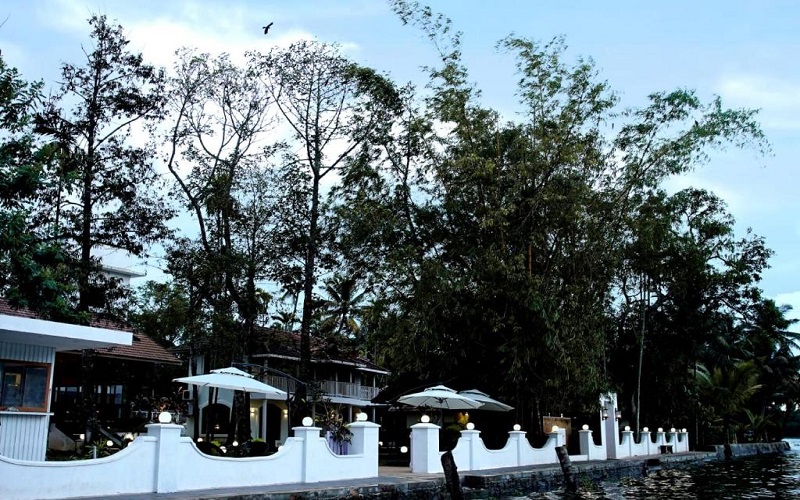 bamboo-lagoon-backwater-front-resort