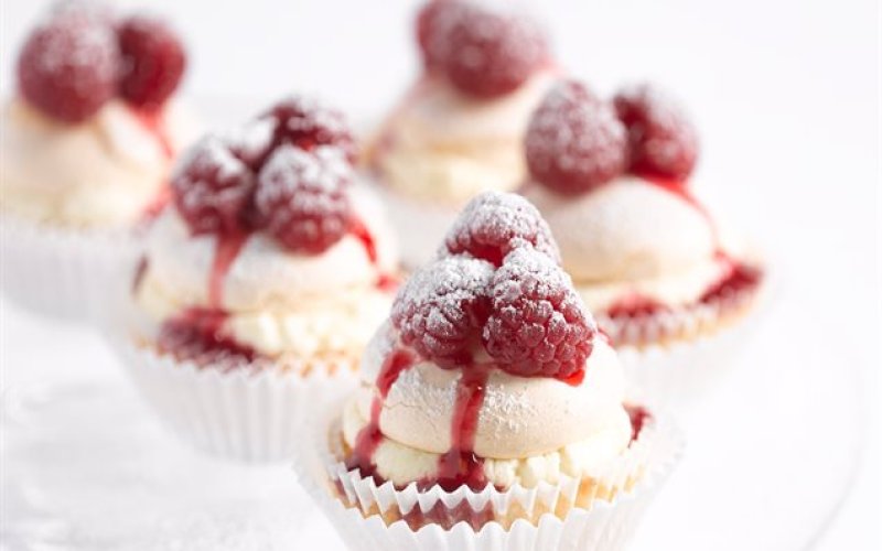 pavlova-cupcakes-with-raspberry-sauce