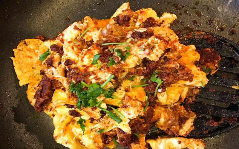 scrambled-eggs-with-chorizo