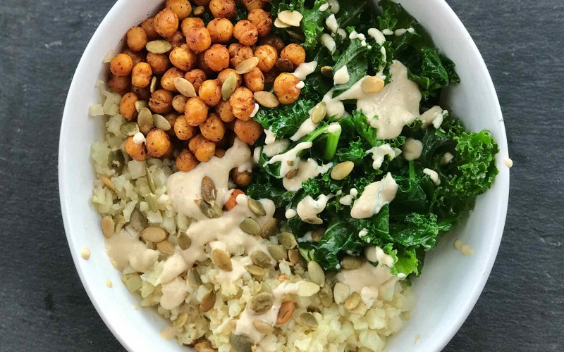 cauliflower-ricebowl-with-curried-lentils-carrots-and-yogurt